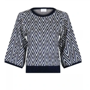 Mönstrad tröja med trekvartsärm - Snygg tröja med ett zickzackmönster i svart och vit. Tröjan har trekvartsärmar. Perfekt för att ge din outfit en trendig touch. Säljer pga att den inte kommer till användning. Kontakta för fler bilder🥰🥰