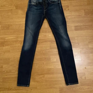 Replay jeans - Mörkblå Replay jeans i storleken 29:32. Var för små när jag köpte dom så har ej kommit till användning. Hör av er vid fler frågor!