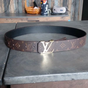 Bälte med guld buckle - Ett bälte med guld buckle. Endast använda en gång dom är i mycket bra skick fortfarande. Storleken är: 105cm vid frågor om du är intresserad att köpa så är det bara att kontakta mig