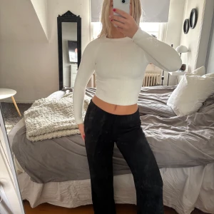 Vit ribbad tröja från Zara - Säljer en vit stickad tröja från Zara. Tröjan är croppad och har långa ärmar. Ny utan prislapp❣️