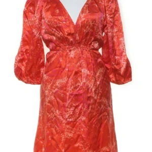 Röd sidenklänning från Part Two  - Säljer en vacker röd klänning i 100% siden från Part Two. Klänningen har ett unikt mönster och en v-ringad design med långa ärmar. Perfekt för en elegant look.