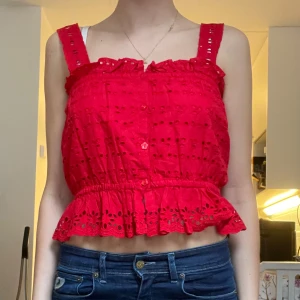 Söt topp - Så snygg topp med blommiga broderier❤️❤️😍