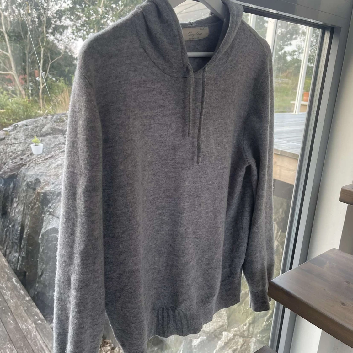 Grå kashmir hoodie från Sayless