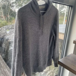 Grå kashmir hoodie från Sayless - Säljer en lyxig och mjuk grå hoodie från Sayless i kashmir. Storlek M. Den är både stilren och bekväm, skitsnygg under en overshirt eller liknande. 10/10 skick, använd endast EN gång