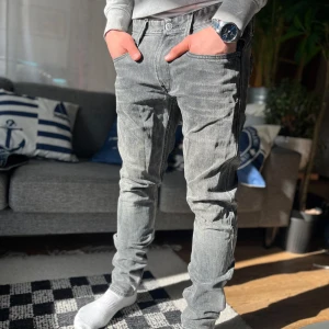 Replay jeans - Tja! Säljer dessa mörkgråa Replay jeans🔥| skick 9/10 | inga defekter | skriv för frågor och funderingar😊