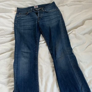 Blå jeans från Edwin - Snygga blå jeans från Edwin. Passar mig som är en 34/36. Byxorna är använda en gång. 😊☀️💕