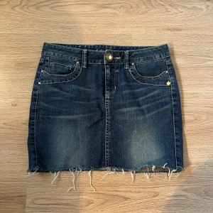 Vintage jeanskjol - Vintage jeanskjol. Står ingen storlek men midjemåttet rakt över är ca 37 cm. Utmärkt skick!