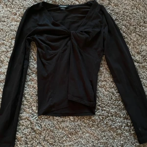 Svart tröja från monki - Jättefin tröja med knytning