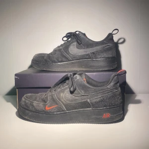 Svarta Air force 1 - Väl använda skick 6/10 men en väldigt bra sko fortfarande👍