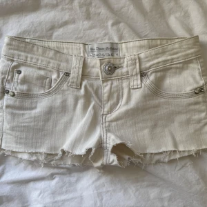 Lågmidjade Shorts - Säljer dessa super snygga lågmidjade vita shorts 💗 Storlek: 34, passar storlek 25 i midja 💕Helt oanvända