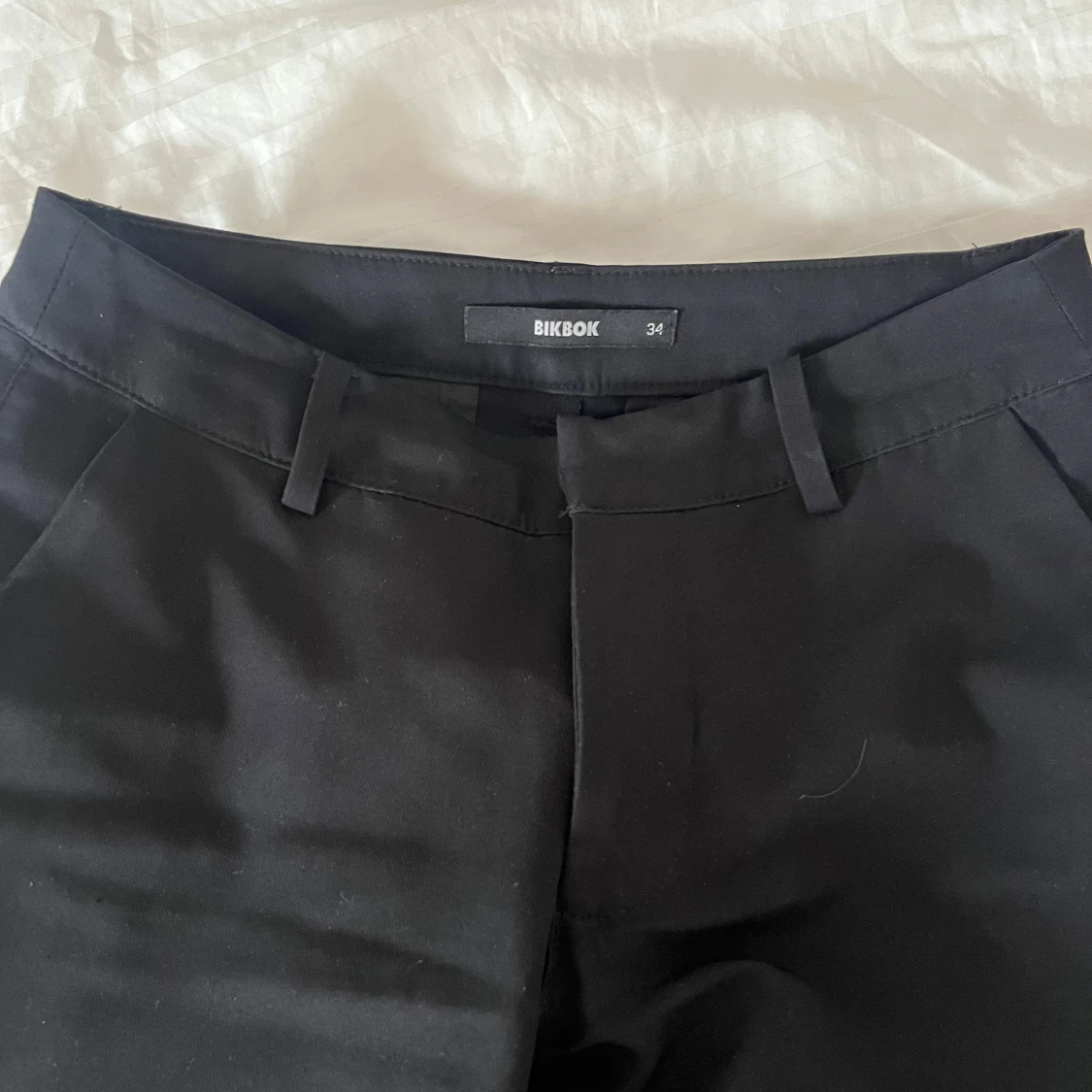 Svarta kostymbyxor från Bik Bok - 2