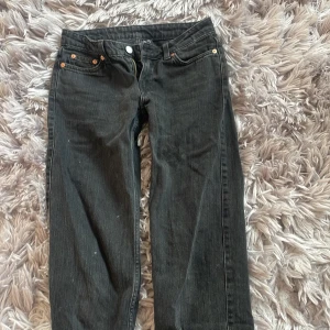 Svarta jeans från Weekday - Svarta jeans från weekday säljer för dom har blivit försmå