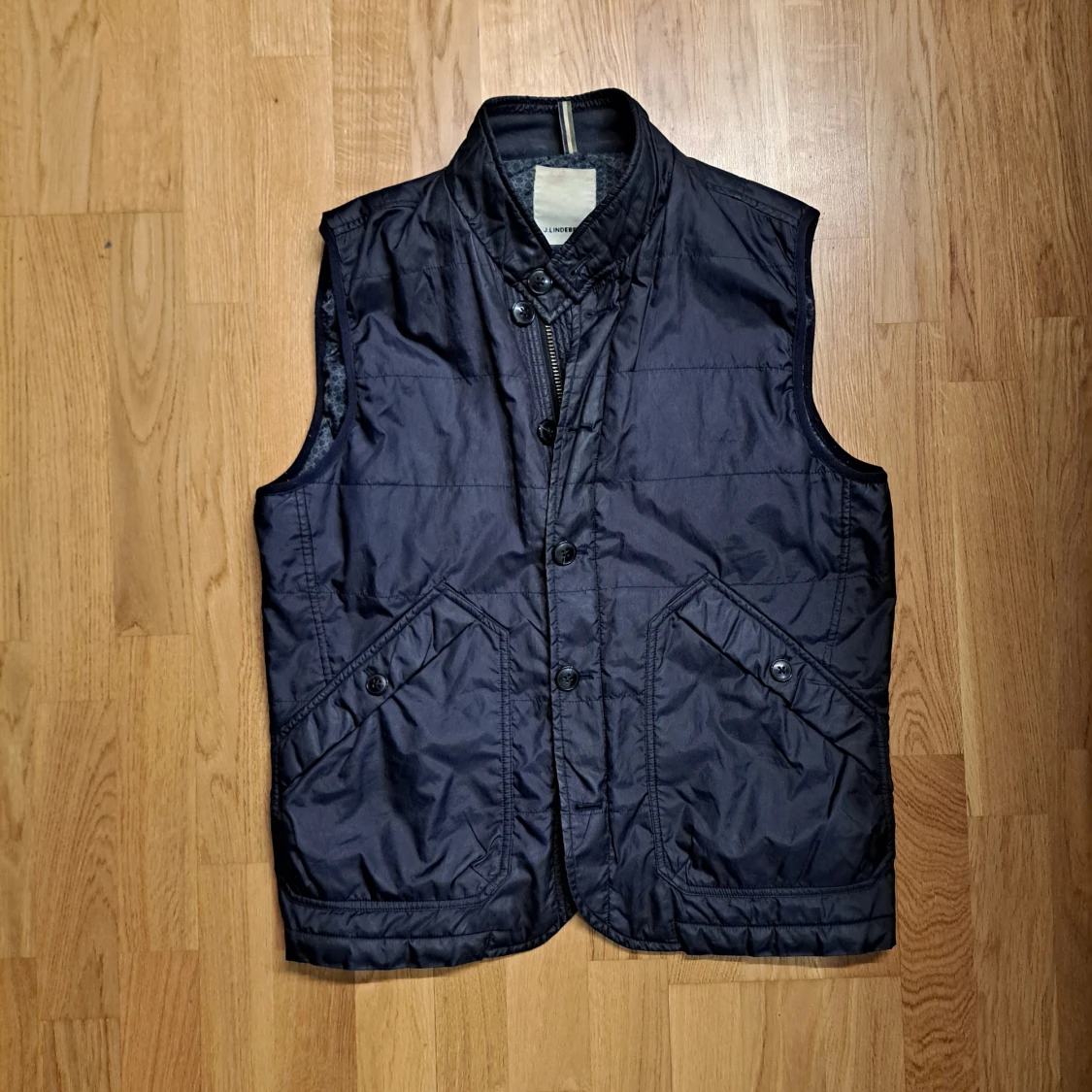 Marinblå väst från J.Lindeberg