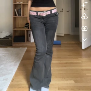Svarta bootcut jeans från True Religion! - Snygga svarta bootcut jeans med låg midja. Köpta på nelly, från true religion. Kom privat för mer info! Jag bär dessa storlek 27or och min vanliga storlek är 34/36 ☺️🫶Snå skador nere vid fötterna då de är för långa på mig.