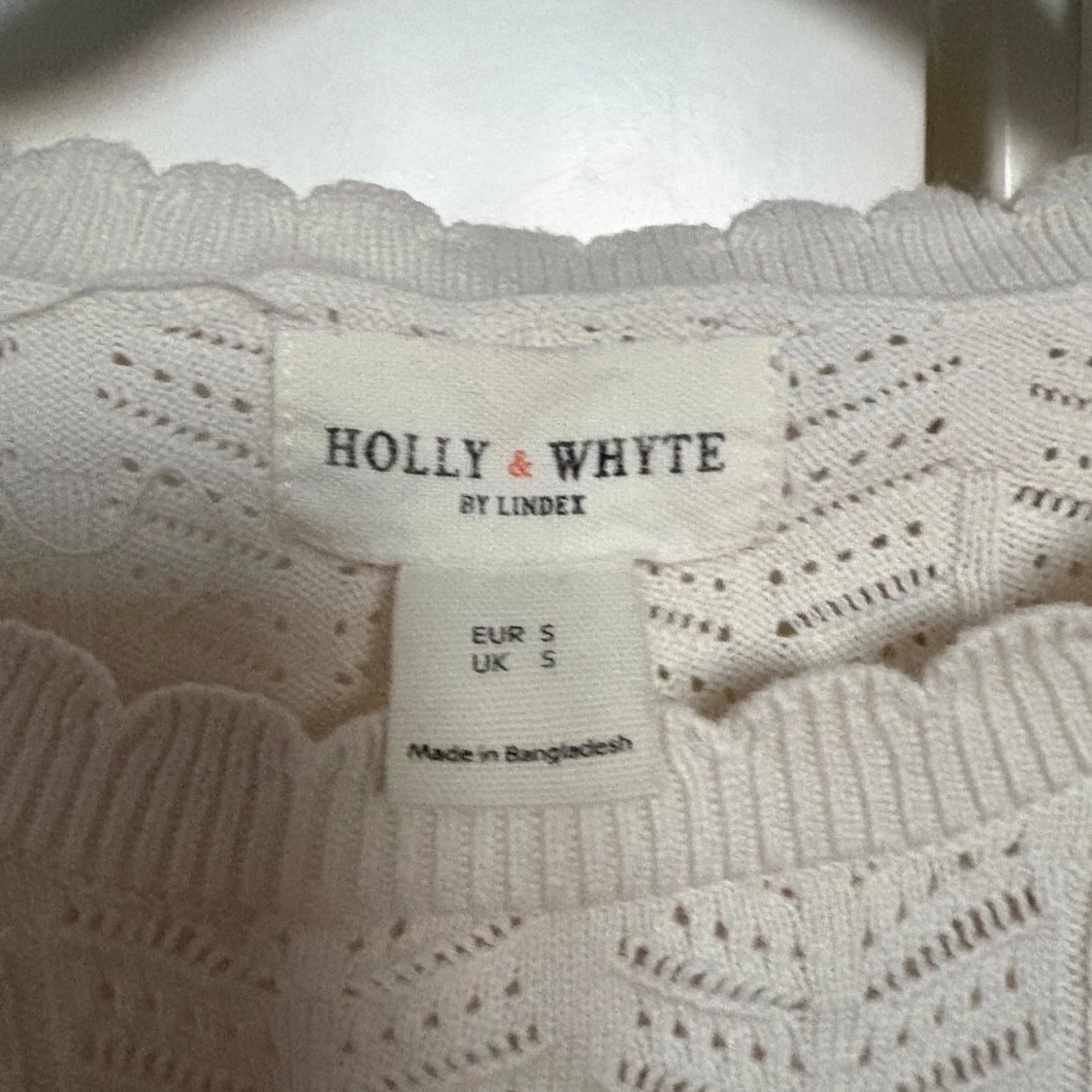 Vit stickad ärmlös topp med volang från Holly & Whyte - 3