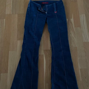 Mörkblåa bootcut jeans - Säljer dessa jättesnygga mörkblåa bootcut jeans med låg midja från Miss sixty då de ej kommer till användning. Skulle säga att det passar storlek xs. Midja (rakt över): 34 cm, innerben: 73 cm. Som bilderna visar i slutet förekommer det små defekter då jag har valt sedan tidigare att klippa av ett skärp som tillhörde jeansen från början. Pris kan diskuteras💕