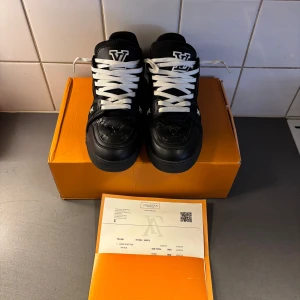 Louis Vuitton trainer sneakers - Säljer ett par svarta Louis Vuitton sneakers , storlek 42, använts minst 1 vecka, kan bytas