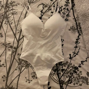 Vit body med thong - Super fin och stilren body som köptes i London men som tyvärr var för stor när jag testade den hemma. För referenser har jag vanligtvis 75A💞 helt ny endast testad! Det är inte push up