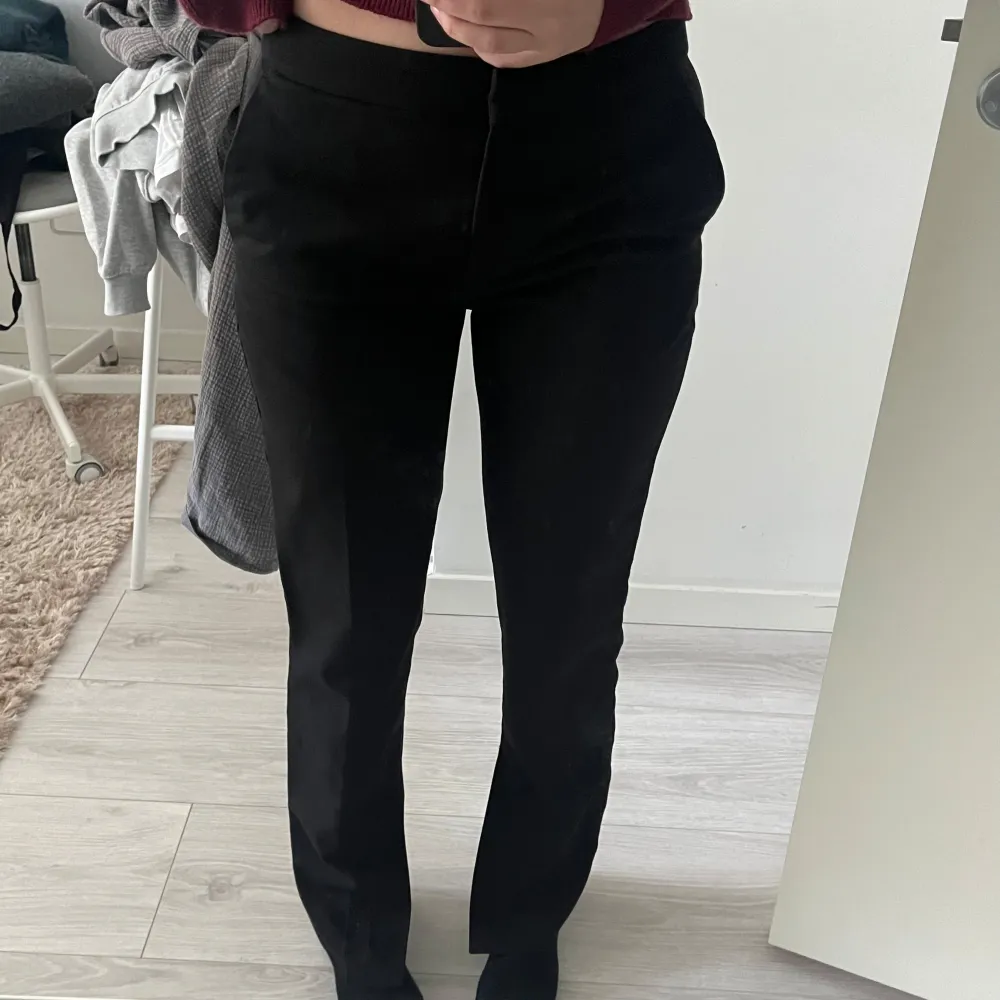 Fin kostymbyxa med slits nertill, från monki. Använda fåtal gånger så mycket bra skick, jag är 168cm. . Farkut & Housut.