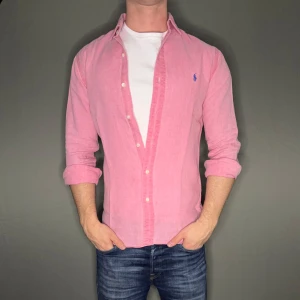 Ralph lauren linne skjorta - Hej säljer nu min fina Ralph lauren linnen skjorta i storlek . Den är i bra skick och kommer vara otroligt snygg nu i vår och framåt sommaren. Nypris cirka 2100kr! Vi kommer att sälja liknande produkter nu i vår och närmare sommar så glöm inte följa profilen!🌊🍾