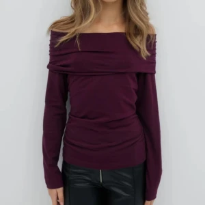 Vinröd offshoulder topp från Gina Tricot - Säljer superfin off-shoulder topp från Gina tricot. I storlek 146-152 men passar ungefär som men XS. Aldrig använd. Pris går att diskutera! 🩷🩷