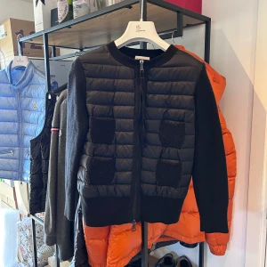 Moncler Cardigan  - Svart Dam Moncler Cardigan i nyskick, storlek S passar XXS/XS. Väldigt populär och sällsynt modell, nypris 9500, mitt pris 5000kr! Över 250 deals gjorda med massvis av refs att visa, bara att skriva vid frågor eller funderingar!