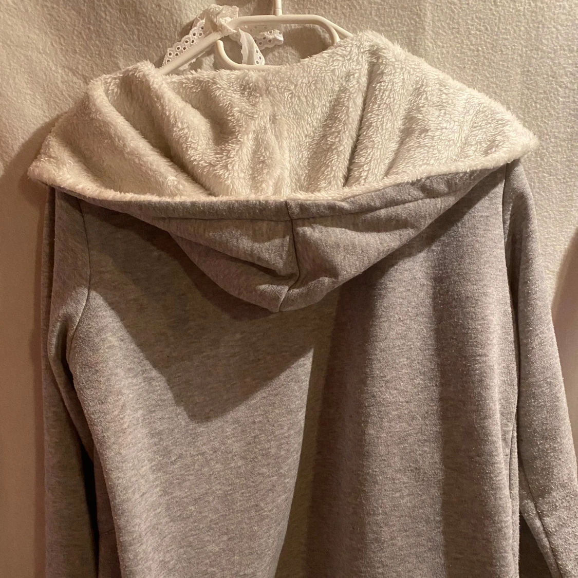 Grå hoodiejacka med fluffig huva - 2