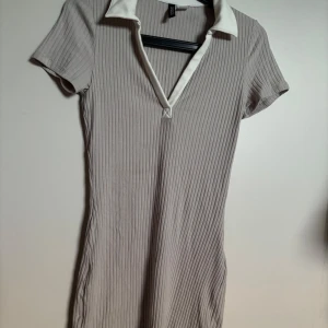 Klänning från H&M - En grå-vit klänning från H&M! Jätte fin och skönt material, inte min stil längre tyvärr!💕storlek s, stretch material!💕