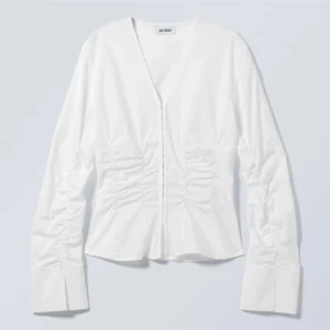  Weekday skjorta - Säljer denna populära blusen/ skjortan från Weekday då jag köpte fel storlek, köpt för 500kr😇