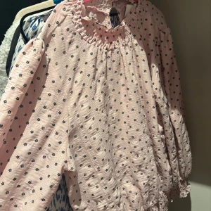 Rosa blommig blus från Neo Noir - Säljer en söt rosa blus från Neo Noir med små blommor i svart. Den är använd ett fåtal gånger.