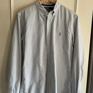 Polo Ralph Lauren Skjorta - Tjena säljer nu denna skjorta ifrån Polo Ralph Lauren som är i nyttskick nästan aldrig använd | Skick 10/10 | Nypris är ungefär 1500kr |