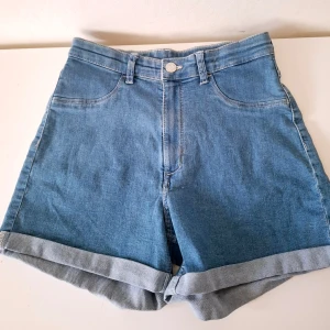 Blå jeansshorts  - Nya shorts med hög midja och uppvikta beslut!