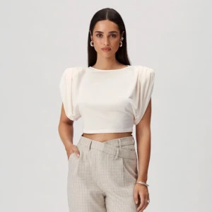 Topp från Adoore - Så fin slutsåld topp från Adoore! Perfekt till fest och nu till sommaren 💕🌷 Super fint skick! Skulle säga att den passar både S och M (36-38).