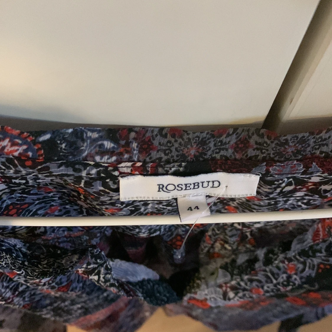 Genomskinlig blus i blått och rött massor med mönster - 2