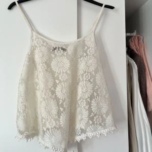 Vit spetslinne från Atmosphere - Säljer ett jättefint spetslinne som har använts ett par gånger💞