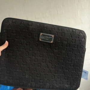 Svart dator fodral från Marc by Marc Jacobs - Säljer en svart datorväska/fodral  från Marc by Marc Jacobs .