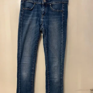 Blå skinny jeans- Pepe Jeans - Säljer ett par klassiska blå skinny jeans med normalhög midja.