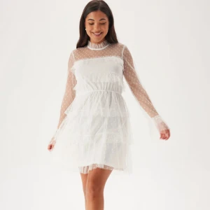 Studentklänning  - Säljer nu en oanvänd studentklänning eftersom jag glömde skicka tillbaka, den är i storlek 36 och prislappen sitter kvar. Köpte för 600kr ny men säljer för 400kr💓