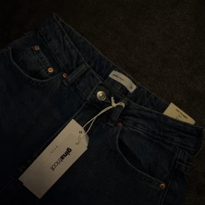 blå mid straight jeans från Gina Tricot - Säljer ett par mörkblå jeans från Gina Tricot i modellen mid straight. Prislapp finns kvar, helt oanvända. Dom är i st 34. Säljer till ett väldigt bra pris. Kontakta mig vid frågor eller prisförslag.