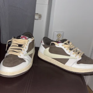Jordan1 Travis Scott reverse mocka  - Säljer då mina Travis Scott reverse mocka i storlek 44 använda ett par gånger men nästan nya funkar perfekt inför sommar vardag och även fester. Hör av er vid flera funderingar.