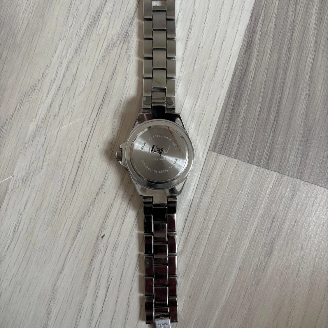 Silverfärgad klocka med stenar - 1