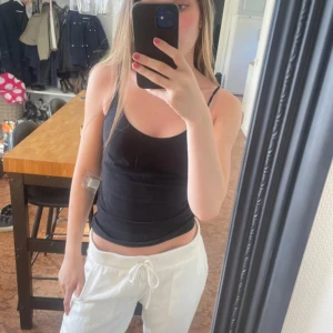 Vita linnebyxor  - Säljer mina vita linnebyxor från Nelly då dom aldrig kommer till användning 