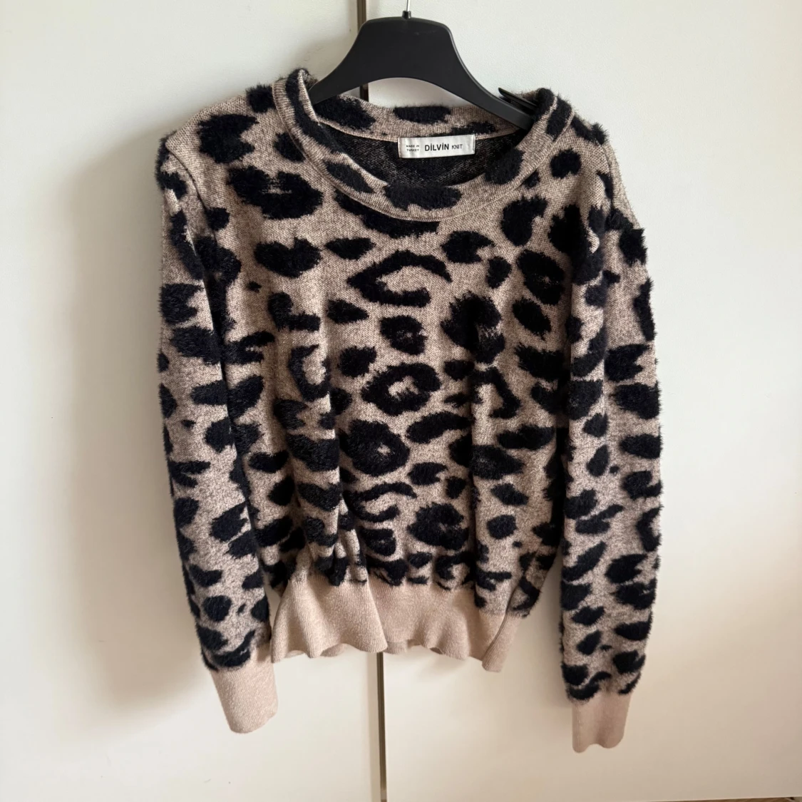 Leopardmönstrad stickad tröja från Dilvin