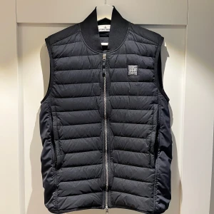 Svart dunväst från Stone Island - Köpt Joel Borås nypris 5000 kr. Önskas fler bilder eller andra frågor är det bara att höra av sig! 