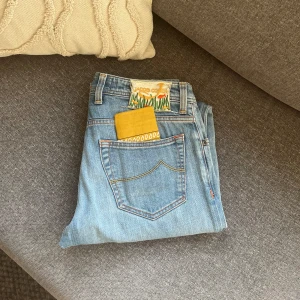 Jacob Cohen - Säljer ett par sköna Cohens i size 30. Modell 622. Hör gärna av ef vid funderingar!