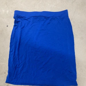 Blå kjol från SHEIN - En enkel och stilren blå kjol från SHEIN. Kjolen har en rak passform och är tillverkad i ett mjukt bomullsmaterial. Perfekt att matcha med en t-shirt eller hoodie för en avslappnad look.