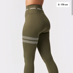 Olivgröna leggings från Stronger - Säljer ett par olivgröna leggings från Stronger , perfekta för träning och sitter riktigt skönt på kroppen. I bra skick!!