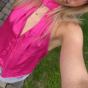 Supersnygg fest topp - Rosa siden topp från NA-KD, sitter jättesnyggt och perfekt för fest. Storlek 36 men skulle säga att den är mer 32-34. Jättefint skick men säljer då den inte kommer till användning🩷