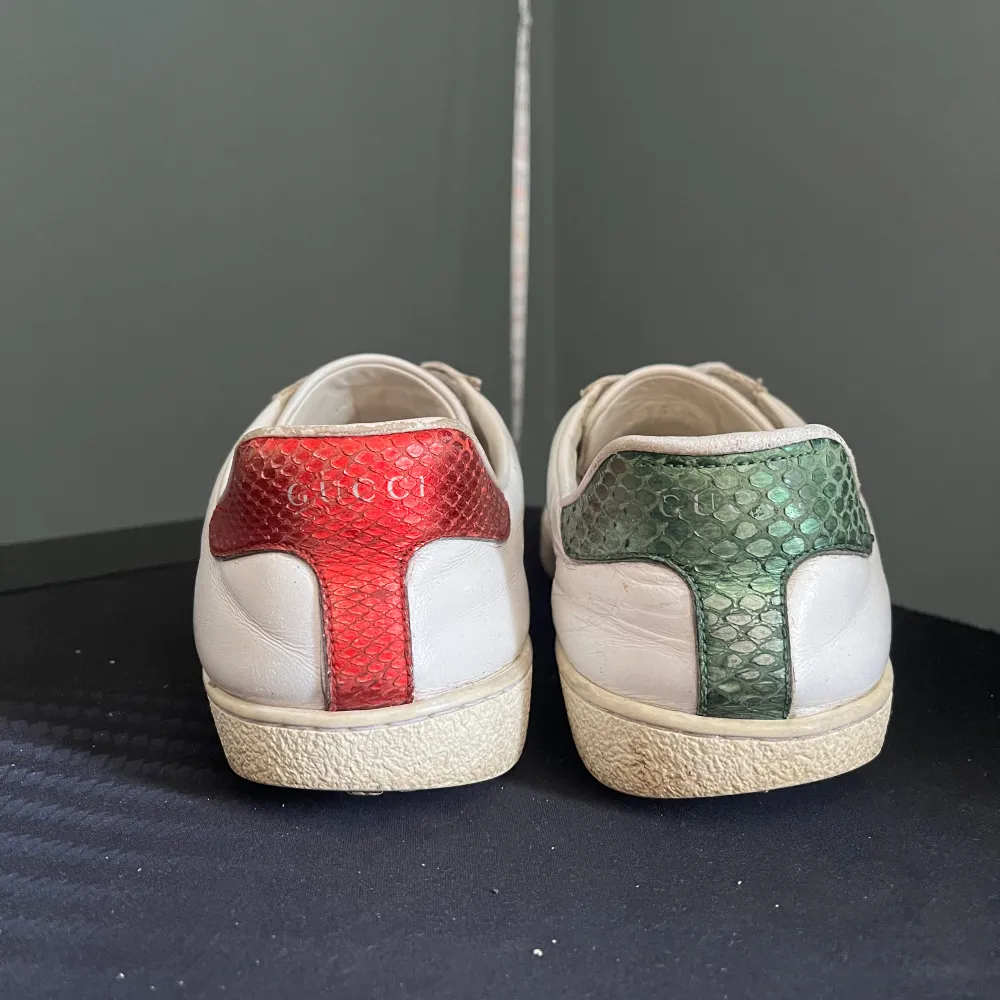 Säljer nu ett par sjukt snygga Gucci ace skor i väldigt bra skick skulle jag själv säga men skicket bedömer man själv efter bilderna, inget og medföljer, självklart äkta, väldigt populära skor som är perfekta nu till sommaren defekter syns på bilderna! Som små hål under skon, Skriv vid minsta fundering🌟. Kengät.
