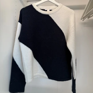 marinblå/vit stickad tröja  - Säljer en stickad tröja i marinblå och vitt med ett coolt grafiskt mönster. Tröjan har rund halsringning och långa ärmar. Perfekt för dig som gillar en stilren men ändå unik look. Storlek 158/164 men skulle snarare säga xs/s, helt oanvänd.